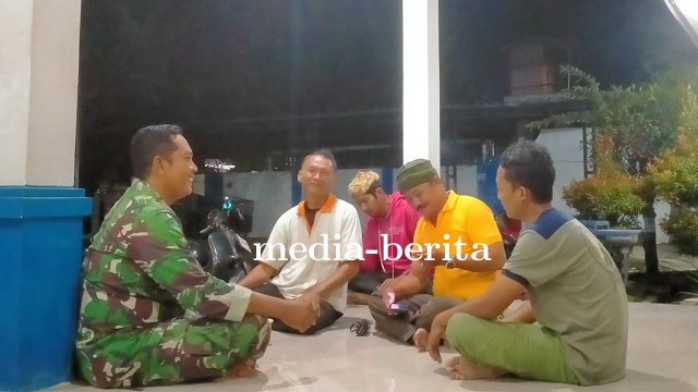 Babinsa Kodim Tegal Monitoring Wilayah Guna Mencari Informasi Bersama Dengan Mitra Karib 