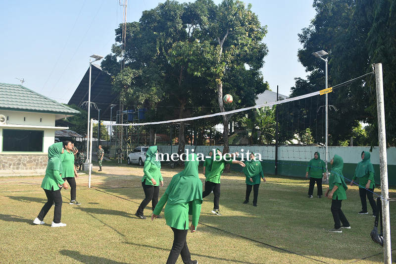 Persit KCK Cabang XXII Kodim 0712/Tegal menggelar olahraga bersama