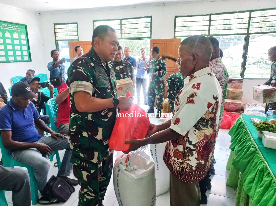 Dandim Jayapura Serahkan Bantuan Sembako Danrem 172/PWY Kepada Tokoh Adat di Kabupaten Keerom  