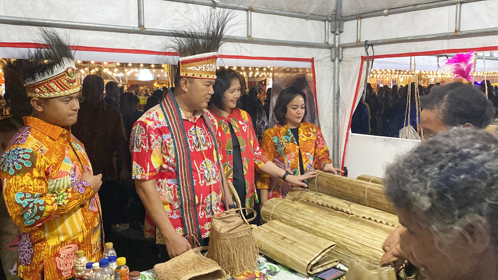 Jelajahi Stand UMKM, Danrem 172/PWY Apresiasi Kreativitas Warga Biak