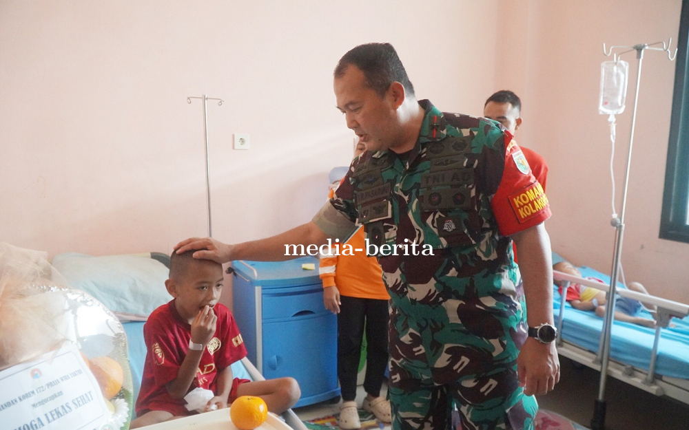 Danrem 172/PWY Kunjungi Prajurit Sakit di RS Marthen Indey, Beri Dukungan dan Semangat