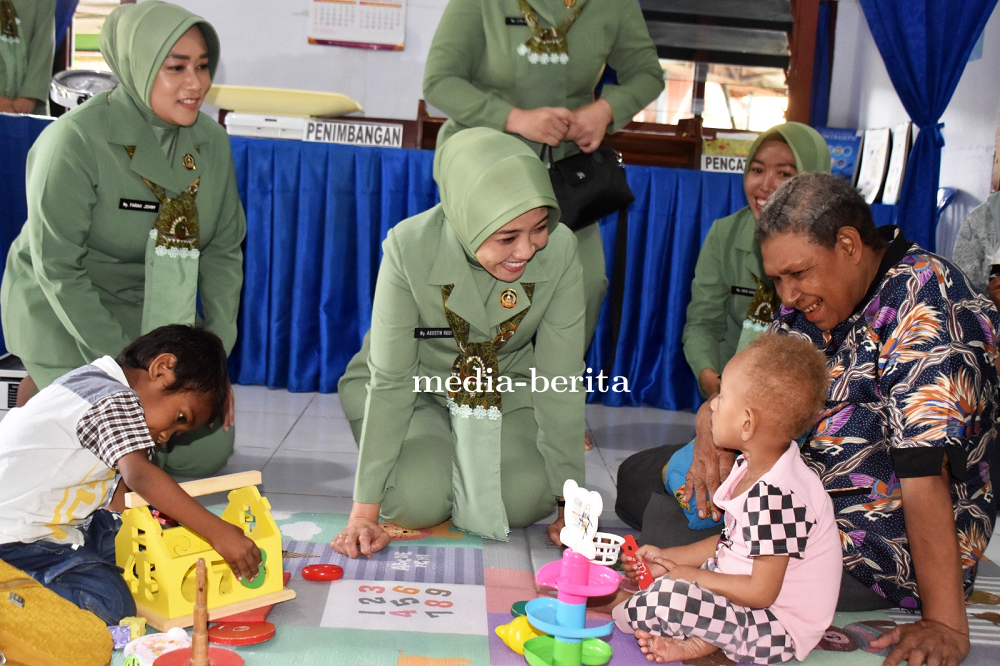 Peduli Kesehatan Anak, Ny. Agustin Rudi Puruwito Tinjau Posyandu dan Panen Telur di Kodim Merauke