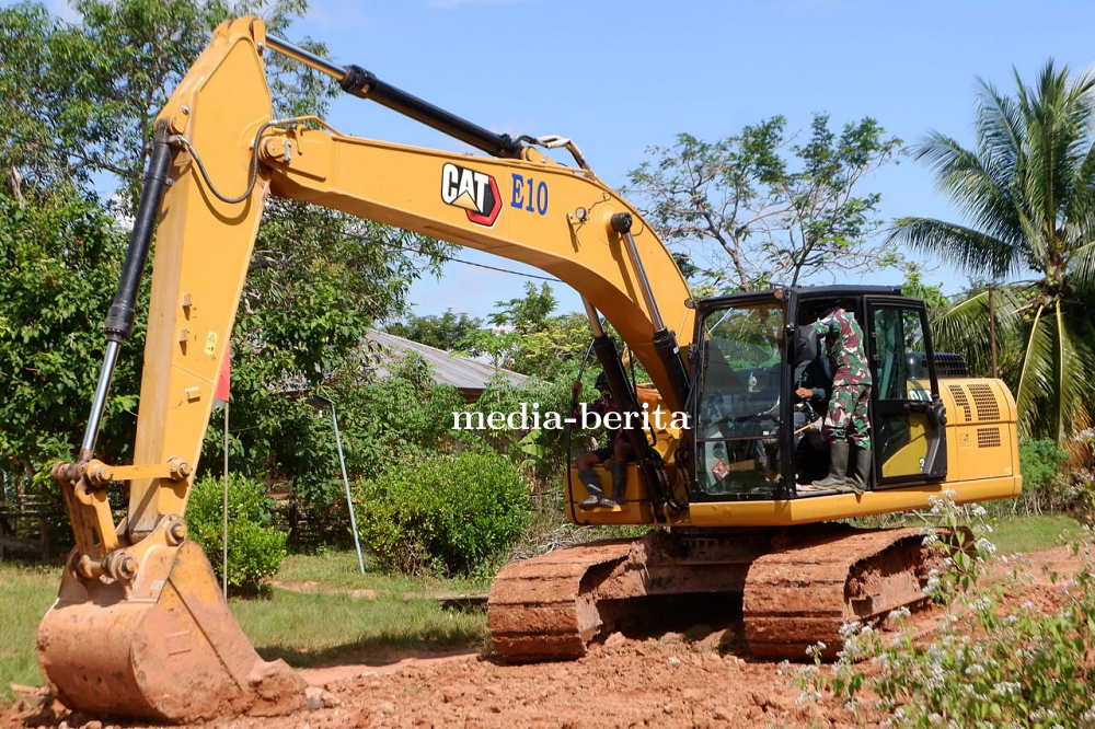 Di Bawah Terik dan Debu, Prajurit TMMD Buka Akses Jalan Di Kamno Sari