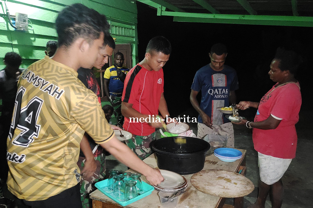 Hangatnya Kebersamaan, Satgas TMMD ke-125 Gelar Makan Bersama Warga