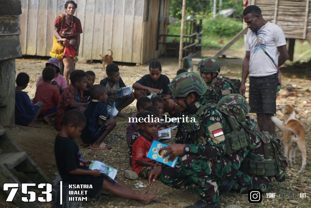 Peduli Literasi, Bagikan Buku Bacaan di Kampung Oksip