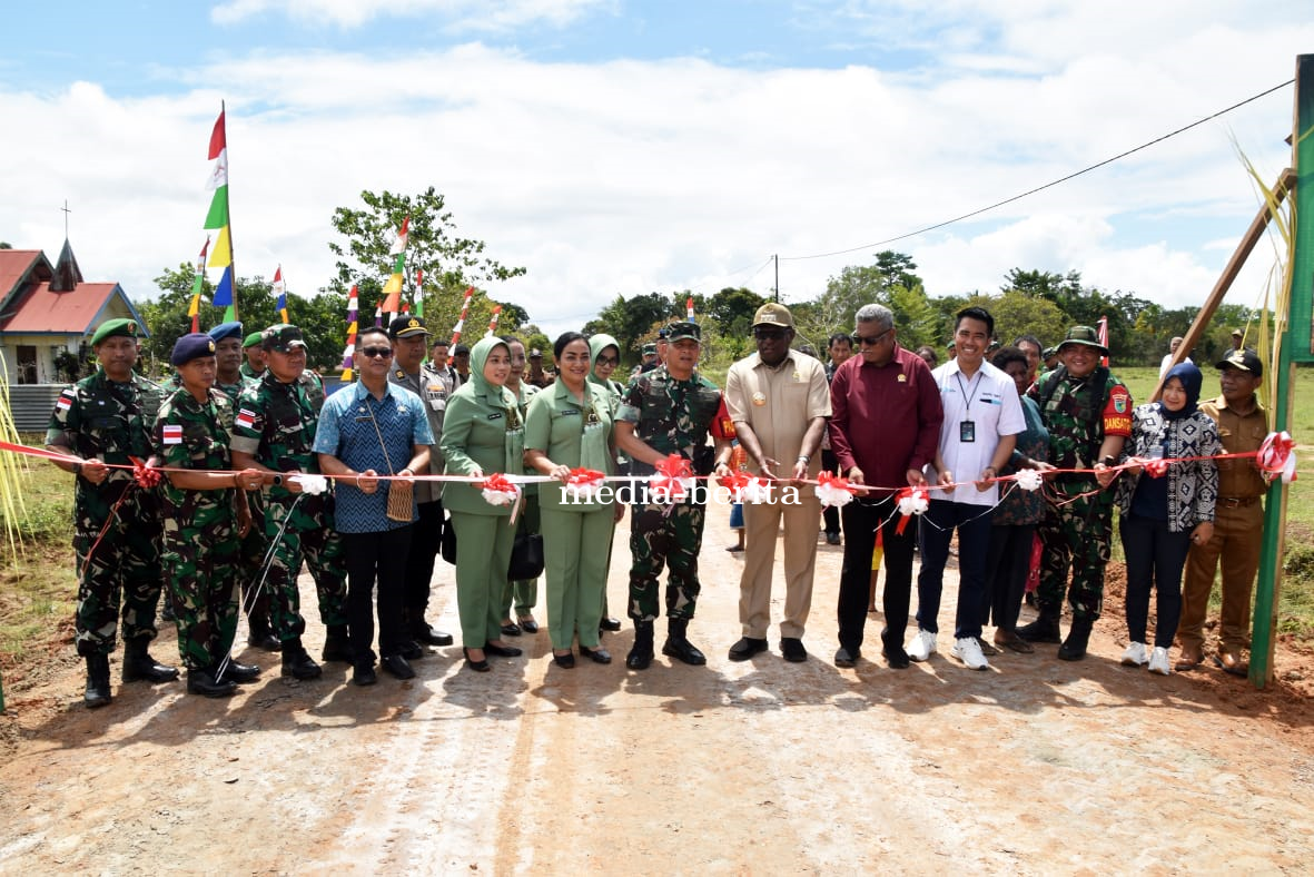 Pemotongan Pita, Tandai Peresmian Jalan Program TMMD 125 di Kamno Sari