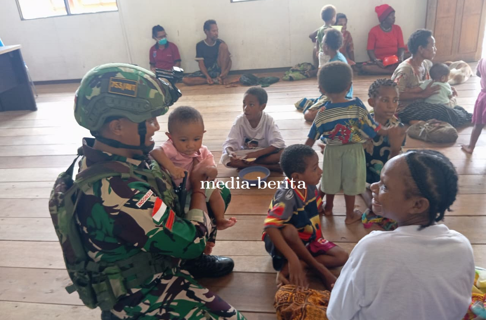 Mengawal Anak Sehat, Satgas Yonif 753/AVT Gelar Posyandu di Batom