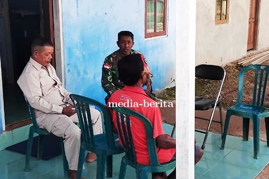 Melalui Komsos, Babinsa Koramil 1707-07/Elikobel Ajak Warga Jaga Keamanan Wilayah