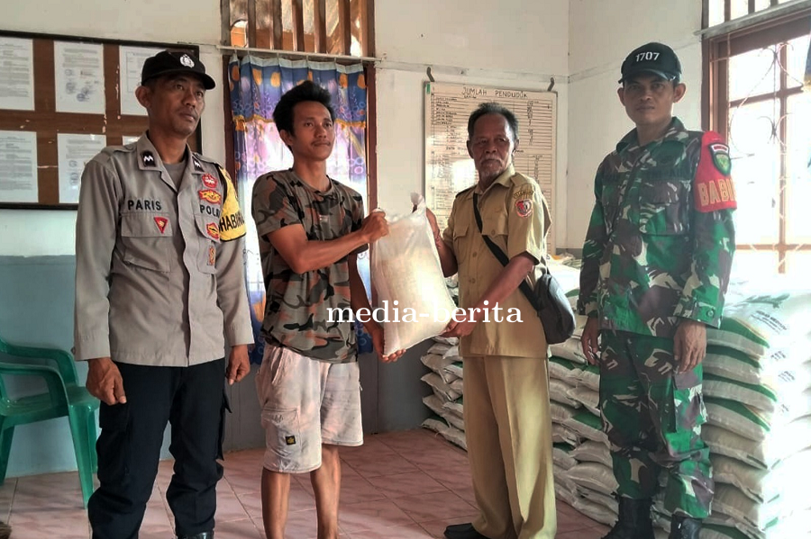 Babinsa Koramil Muting Dampingi Penyaluran Beras Untuk Warga