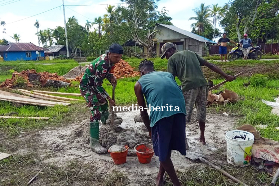 Ringankan Beban Warga, Babinsa Kimaam Bantu Warga Bangun Pondasi Rumah