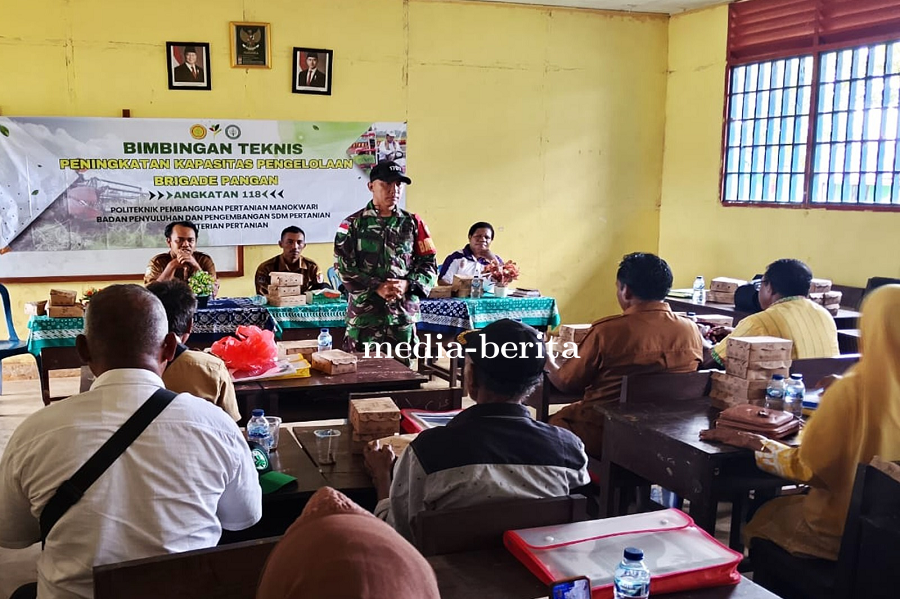 Babinsa Koramil 1707-05/Ulilin Beri Motivasi Kepada Anggota Brigade Pangan Saat Mengikuti Bimtek