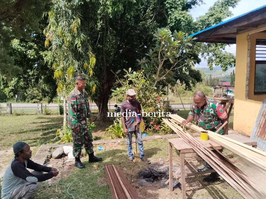 Babinsa & Pemuda Doyo Lama Gotong Royong, Rumah Tokoh Adat Tampil Baru