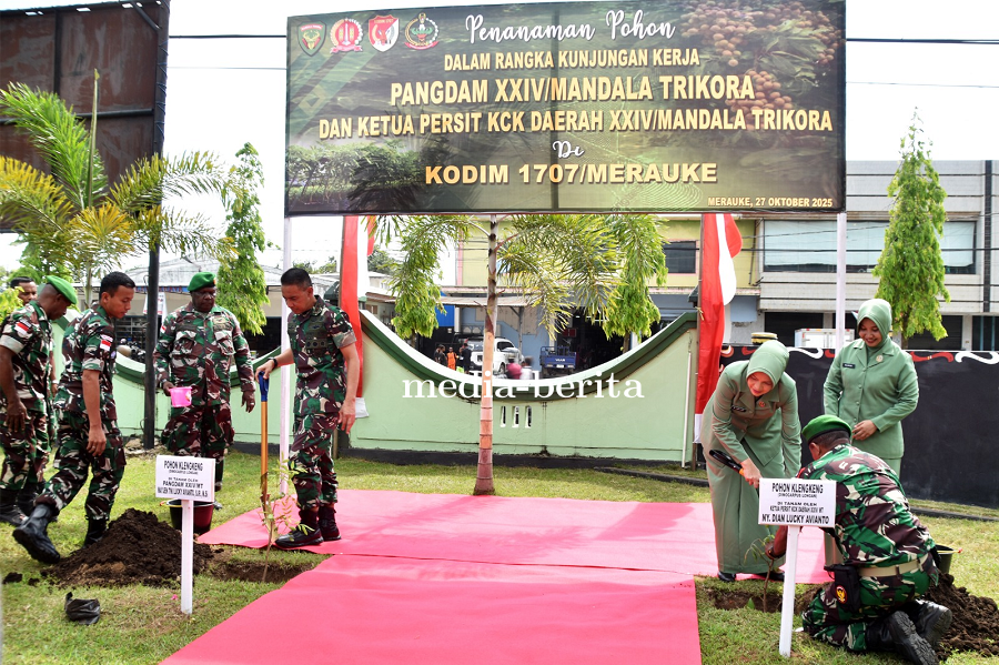 Peduli Kelestarian Lingkungan, Mayjen TNI Lucky Avianto Tanam Pohon di Halaman Kantor Makodim 1707/M