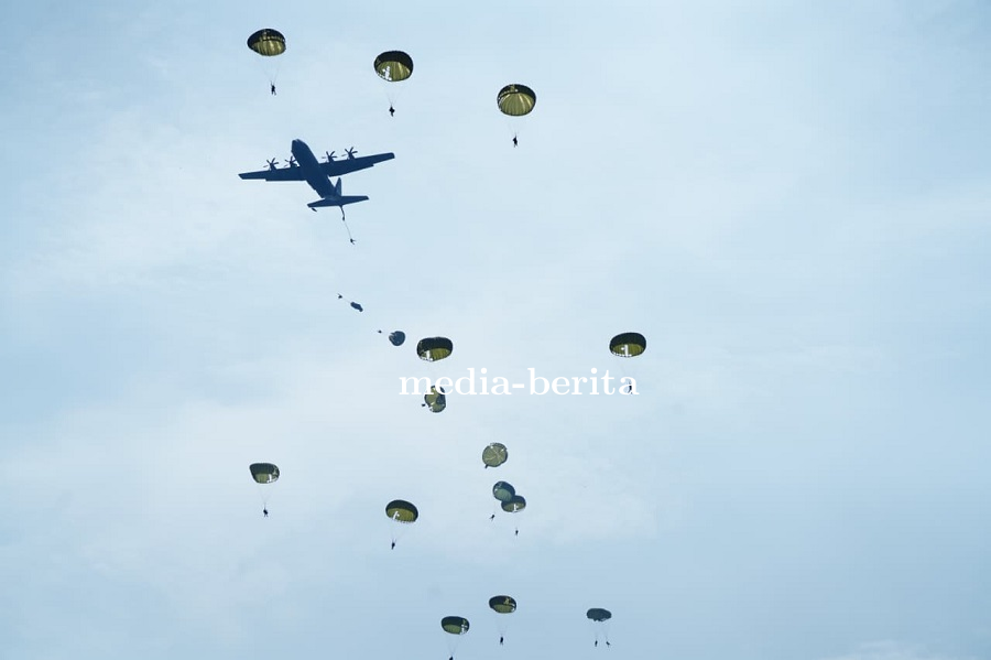 Bersama Tuhan Menyerbu Dari Langit: Ratusan Prajurit TNI Terjun di Morowali
