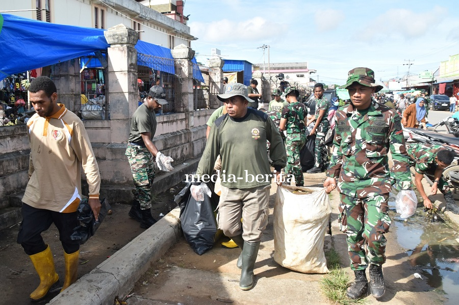 Aksi Bersih Pasar Wamanggu Merauke Sambut Hari Juang TNI AD ke-80