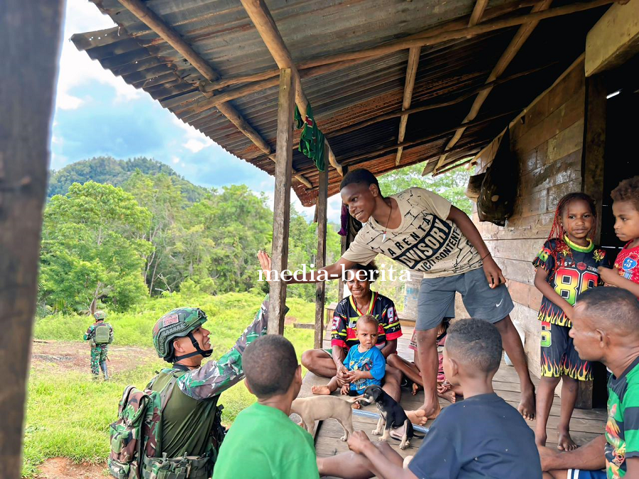 Anjangsana Penuh Kasih TNI Pererat Keharmonisan di Kampung Mot