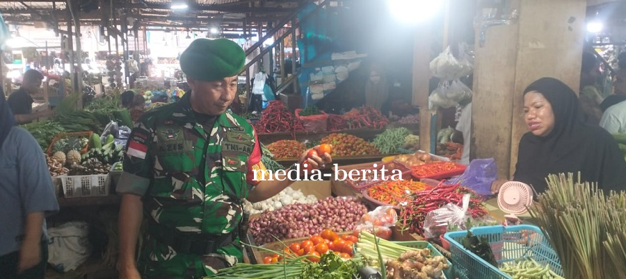 Jelang Nataru, Babinsa Koramil 1701-09/Japsel Monitor Harga Sembako Pasar Hamadi