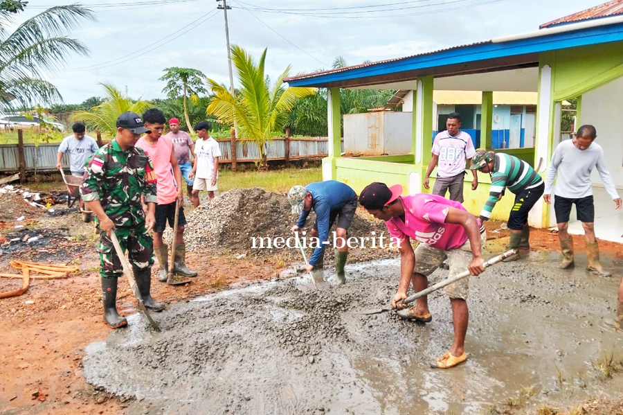 Babinsa Koramil Ulilin Gotong Royong Bersama Warga Bangun Pagar Masjid Al-Ikhlas