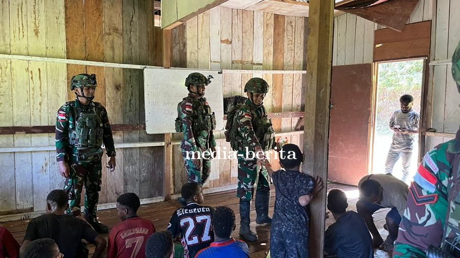 Satgas TNI Ceria Bersama Anak-anak SD Kp. Okyop di Pedalaman Papua