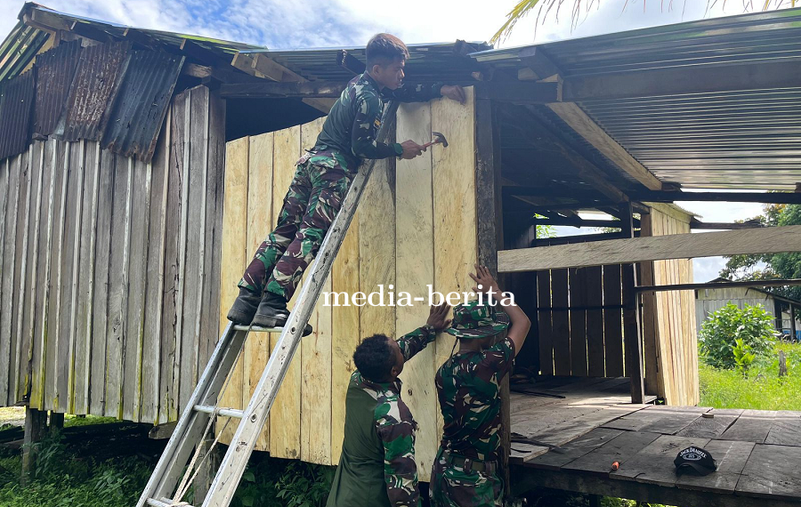Satgas Pamtas RI-PNG Statis Yonif 753/AVT Renovasi Rumah Warga di Perbatasan Papua, Wujud Kepedulian