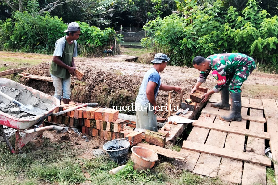Babinsa Koramil Ulilin Hadir di Tengah Warga, Bantu Pembuatan Gorong-Gorong di Kampung Kandrakay