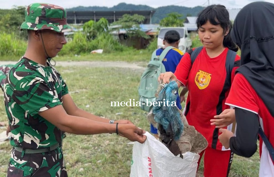 Grebek Sampah di Pasar Youtefa! Prajurit Yonif TP 810/BEM Turun Tangan Agar Papua Makin Asri