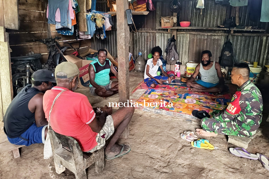 Melalui Kegiatan Komsos, Babinsa Koramil Kimaam Ajak Warga Kiworo Waspada DBD