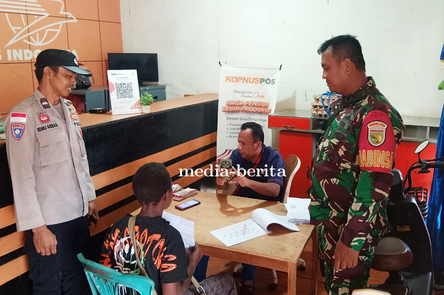 Babinsa Sota Dampingi Penyaluran Bansos, Warga Diimbau Manfaatkan Bantuan Dengan Baik