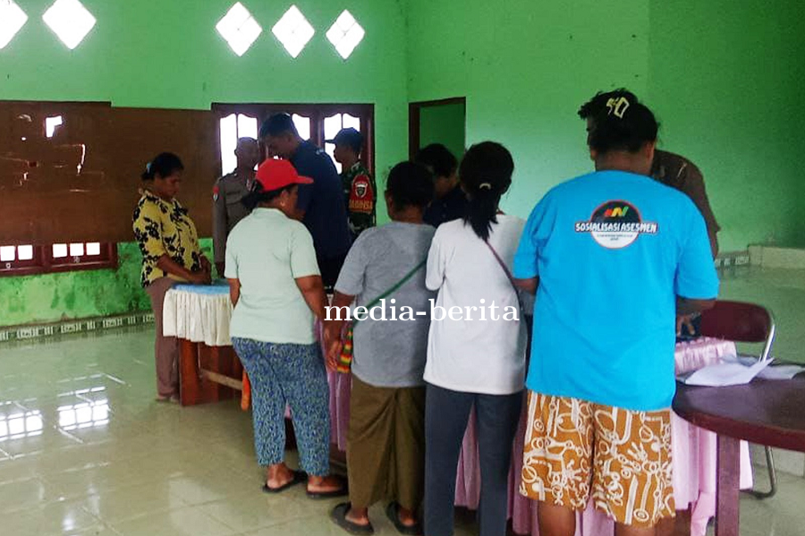 Babinsa Pos Ramil Tanah Miring Dampingi Penyaluran BLT Kepada Masyarakat Sumber Harapan