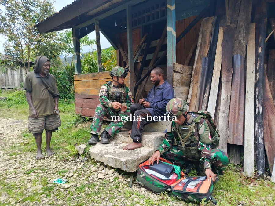 Hati Nurani di Perbatasan: Satgas TNI Antar Layanan Kesehatan dari Pintu ke Pintu di Pegunungan Papu