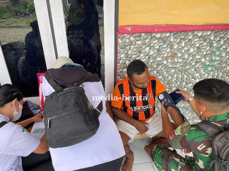 Gelar Pelayanan Kesehatan Gratis Yonif TP 810 BEM Kolaborasi dengan Puskesmas Waibu