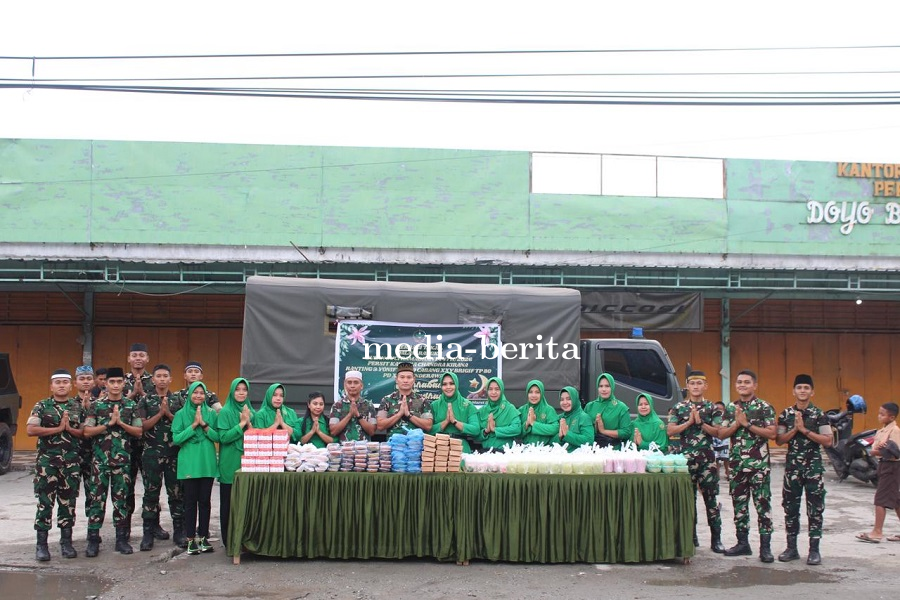Sambut Keberkahan Ramadan, Danyonif 810/BEM dan Ketua Persit KCK Ranting 3 Yonif TP 810 Bagikan Takj