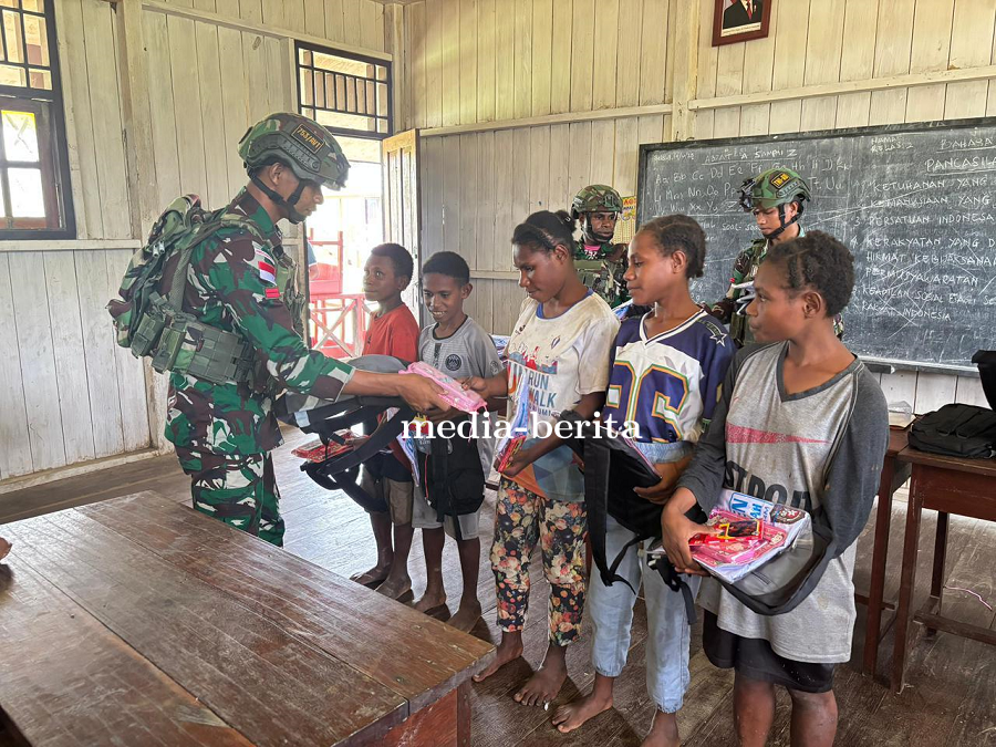 Bentuk Kepedulian Terhadap Pelajar, Satgas Yonif 753/AVT Bagikan Seragam Sekolah, Tas, ATK dan Pensi