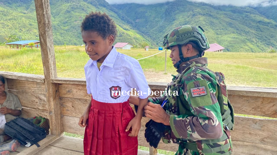 TNI Hadir Dukung Pendidikan di Papua: Satgas Pamtas RI-PNG Statis Yonif 753/AVT Bagikan Seragam dan 