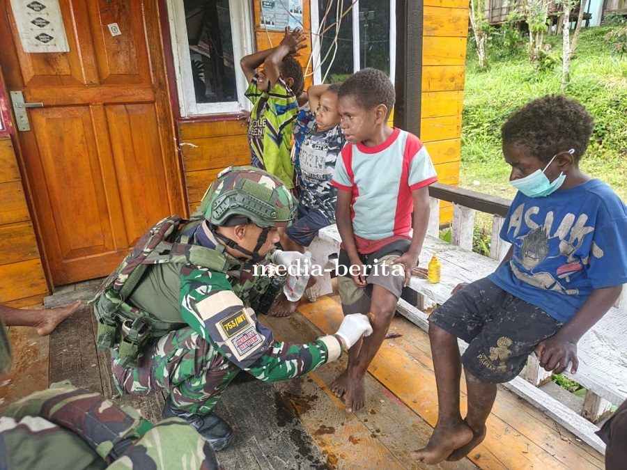 Menyapa Dengan Hati, TNI Layani Kesehatan Masyarakat Tinibil