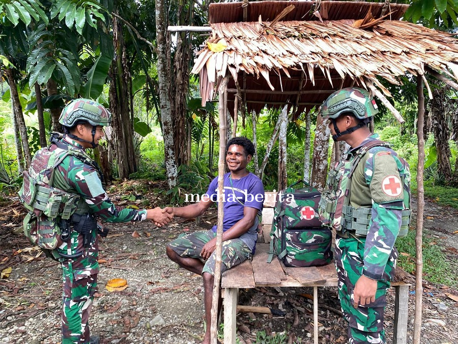Dekatkan Layanan Medis, TNI Sediakan Pengobatan Gratis untuk Warga Suminka