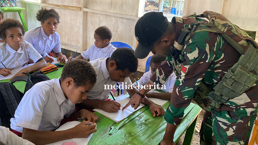 Membangun Generasi Muda di Pegunungan: Satgas Yonif 753/AVT Mengajar Calistung di Tomka