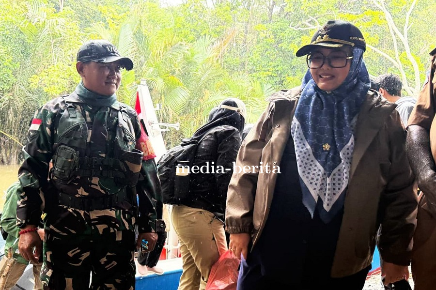 Kepedulian Jelang Paskah, Babinsa Merauke Dampingi Wakil Bupati ke Kampung Nggolar