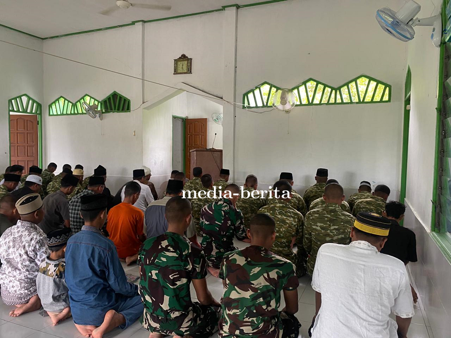 Jumat Penuh Berkah, Prajurit Yonif TP 860/NSK Shalat Bersama Warga di Masjid Al-Falah