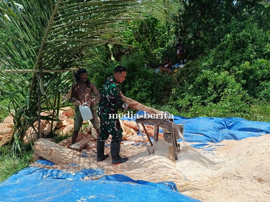 Babinsa Turun Tangan Olah Sagu, Lestarikan Pangan Lokal Papua