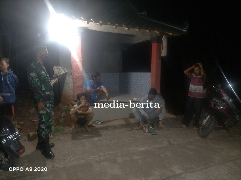 Babinsa Koramil 17 Balapulang Sambangi Pos Ronda, Beri Motivasi Jaga Keamanan