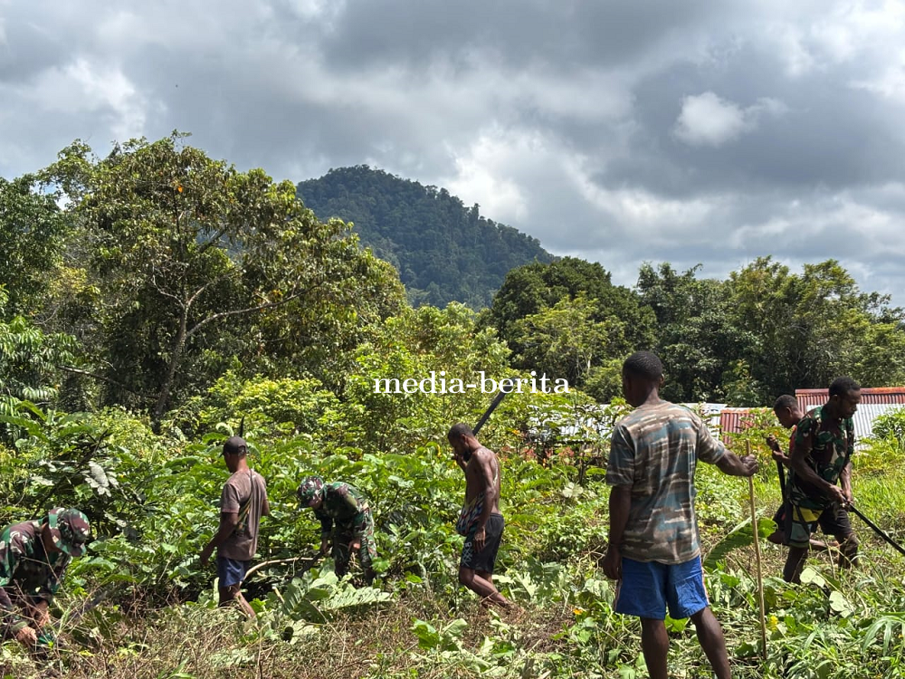 Pengabdian TNI di Perbatasan, Minggu Bersih Bersama Masyarakat Kampung Mot
