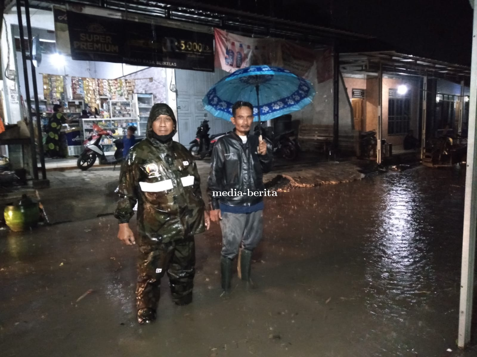 Babinsa Koramil 07 Adiwerna Pantau Banjir Di Wilayah Binaan