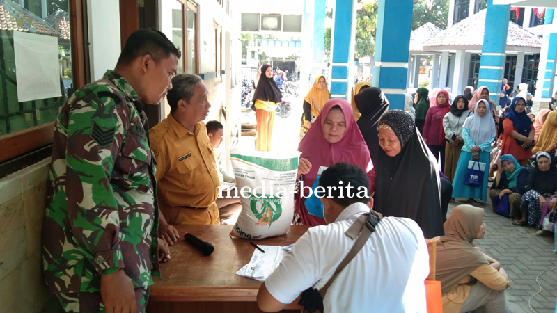 Babinsa Serma Yanuar Dampingi Pembagian Beras Bantuan Pangan Pemerintah
