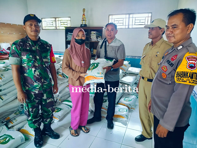 Pasikan Lancar, Babinsa Suradadi Damping Bantuan Pangan Cadangan Beras Pemerintah