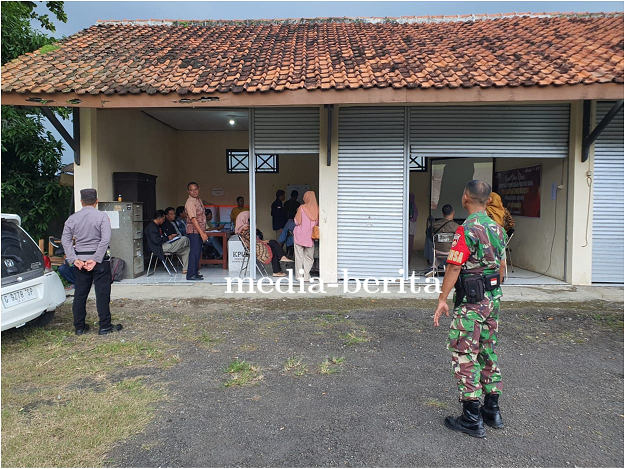 Babinsa Koramil Lebaksiu Bersama Bhabinkamtibmas Amankan Rapat Pleno Terbuka Penghitungan Suara Pemi