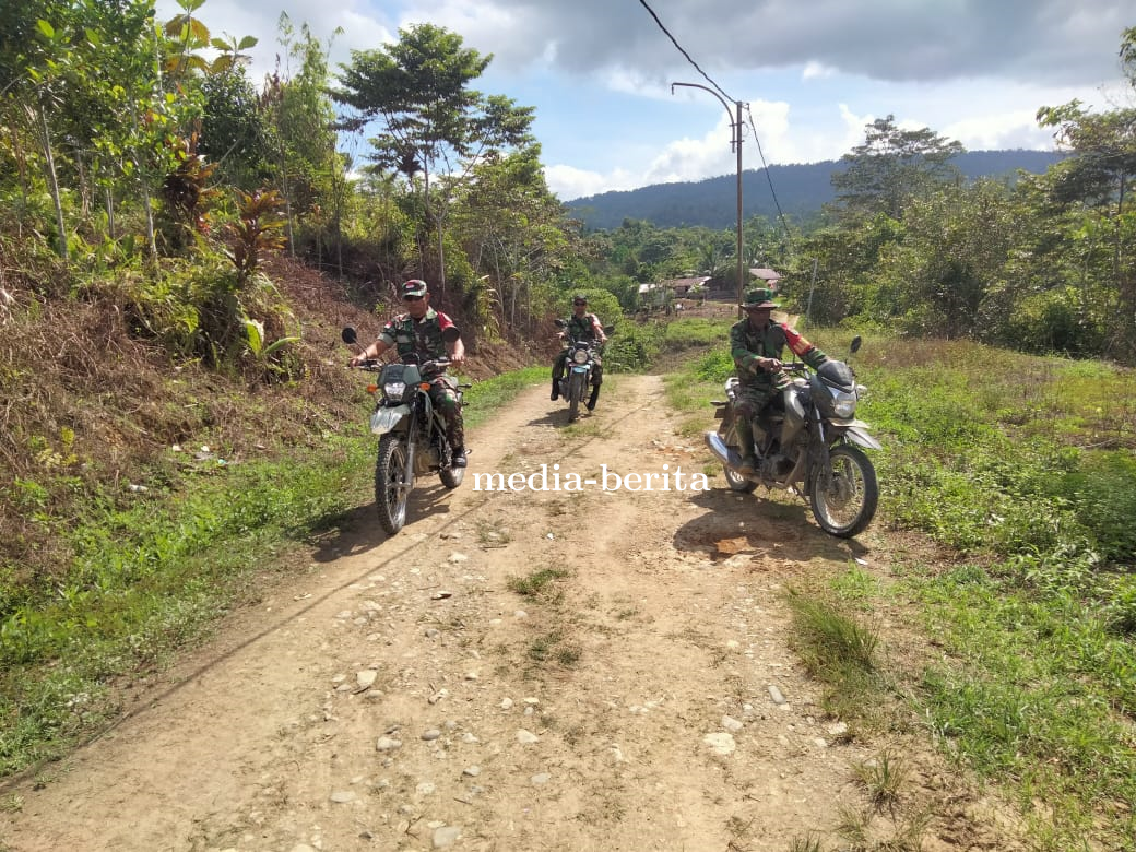 Jelang HUT ke-80 TNI, Babinsa Koramil Web Patroli Kampung Umuaf Ngobrol Akrab Bareng Warga
