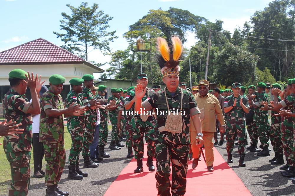 Danrem 172/PWY Sambut Pangdam XVII/Cenderawasih Saat Kunjungan Kerja ke Yahukimo
