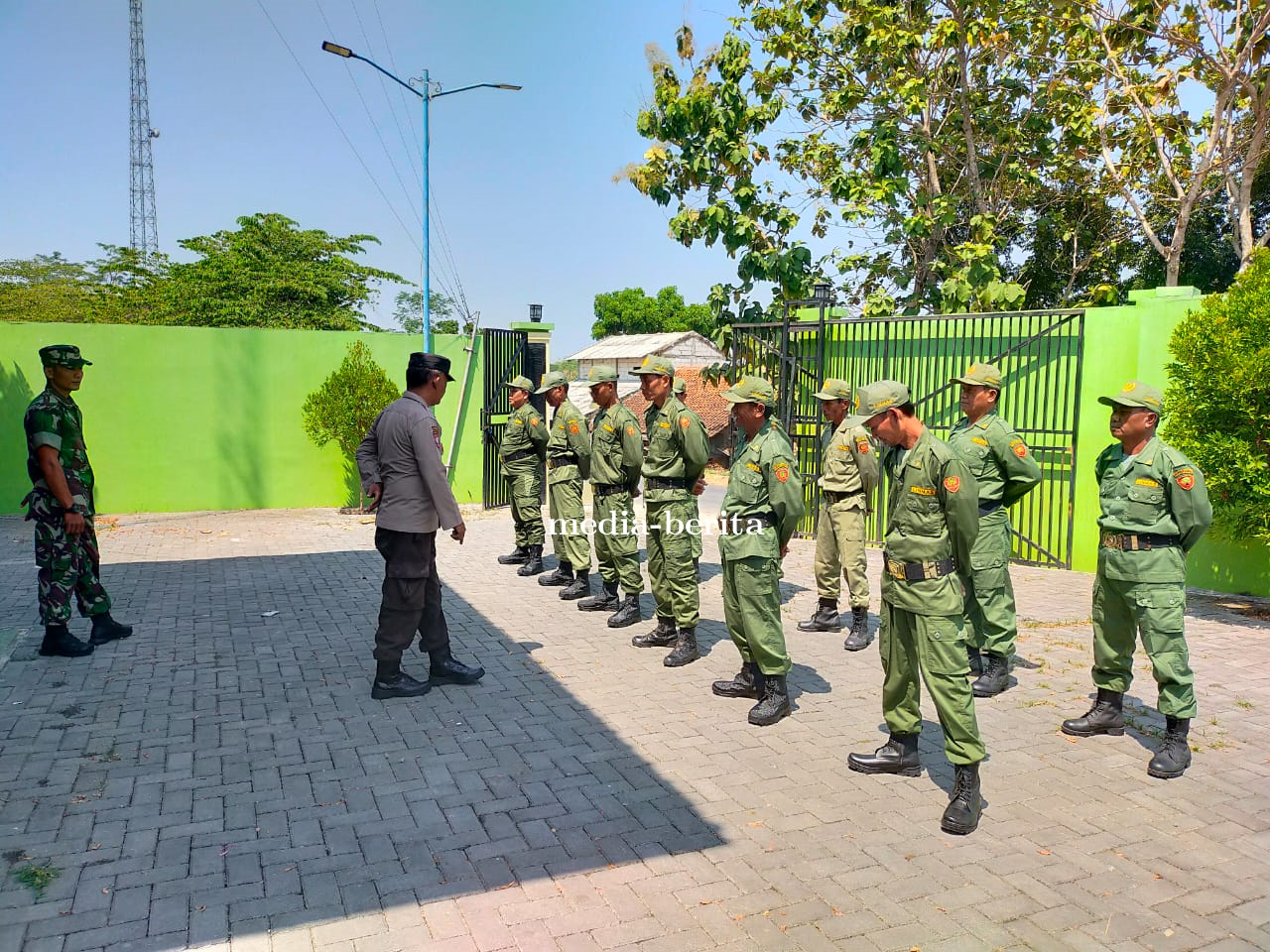 Babinsa Kedungbanteng Berikan Pelatihan Satlinmas Desa Dukuhjati