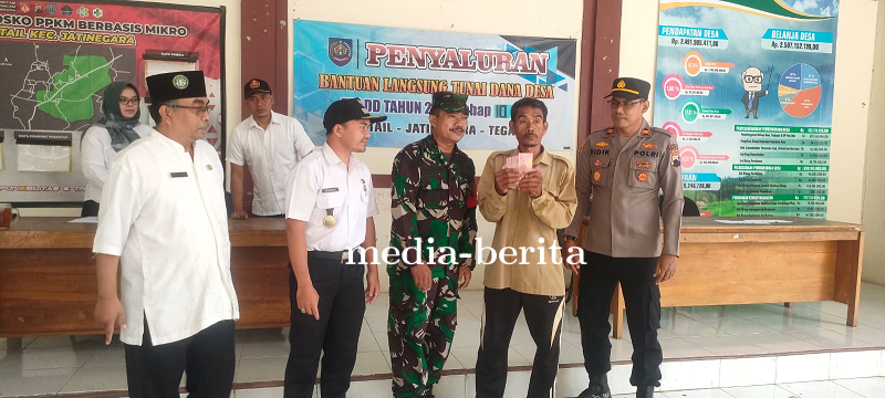 Danramil Jatinegara Kodim Tegal Secara Simbolis Serahkan Langsung Pembagian BLT DD Kepada Warga